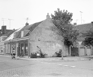 881252 Gezicht op de huizen Oudwijkerdwarsstraat 33 -hoger te Utrecht, met rechts de hoek met de Homeruslaan.